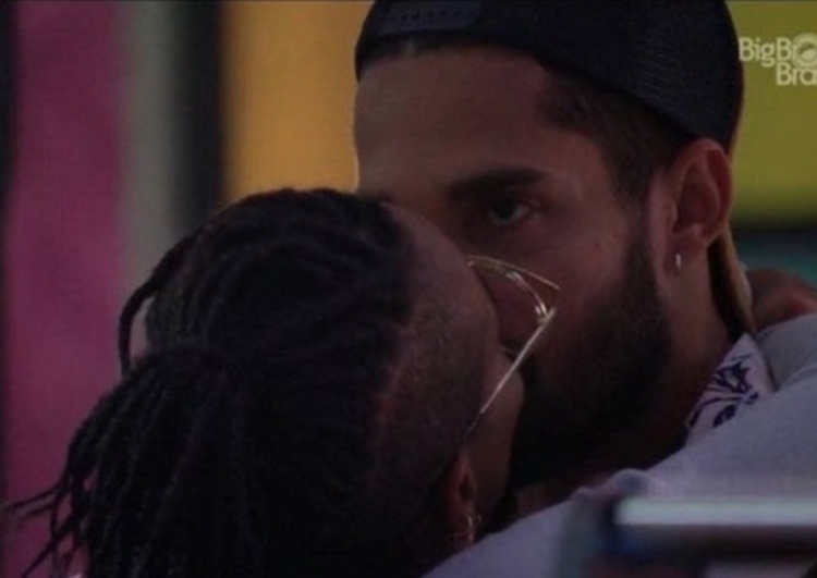 Bil se rende e beija Karol - Foto: Reprodução BBB