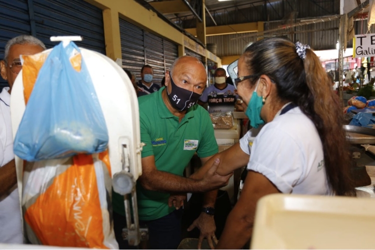 Nessa quarta-feira (14), Menezes conversou com permissionários da Feira da Betânia. Foto: Hércules Andrade