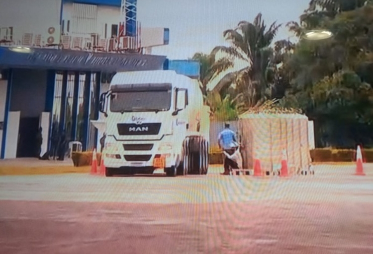 Material é descarregado desde a madrugada - Foto: Reprodução