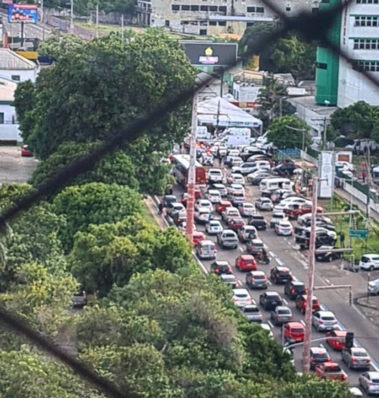 Movimentação intensa em hospital de Manaus - Imagem: Trânsito Manaus