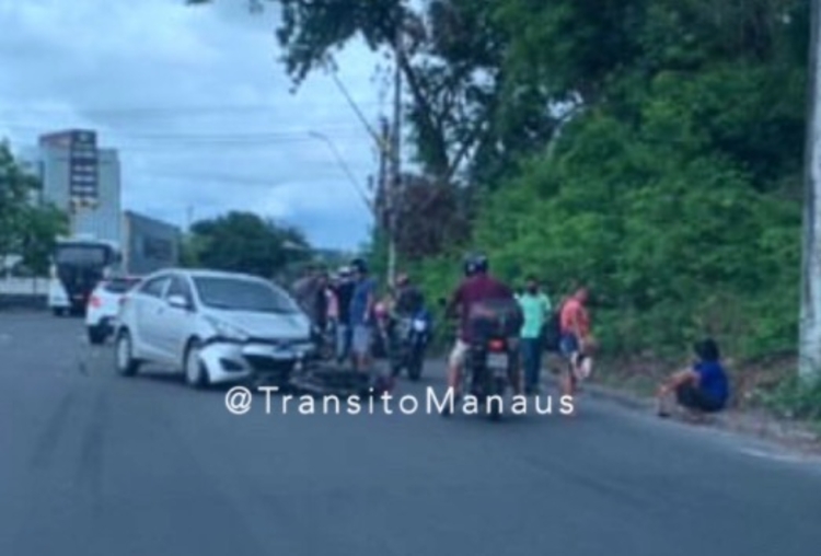 Vítima sendo ajudada por populares - Foto: Reprodução/ Trânsito Manaus