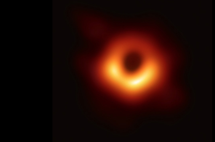Primeira imagem já captada de um buraco negro. Foto: Reprodução
