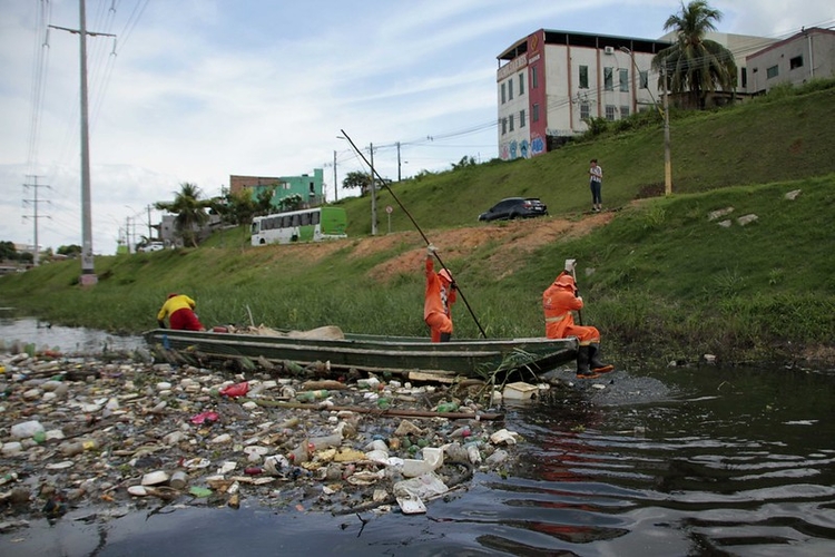 Trabalho de manter limpos os igarapés requer conscientização da população - Foto: Altemar Alcântara/Semcom