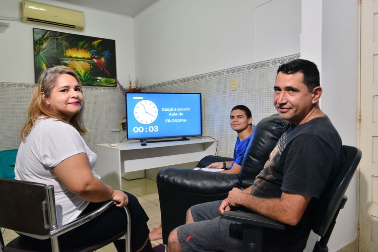 A estudante Clara Pires, de 6 anos, começou a alfabetização no Aula em Casa - Foto: Michell Mello/Secom