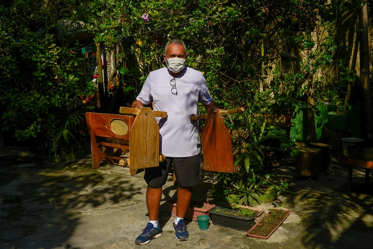 O professor e artesão Wanderlan Mota usa recursos da floresta em equipamentos esportivos - Foto: Alex Pazuello/Semcom