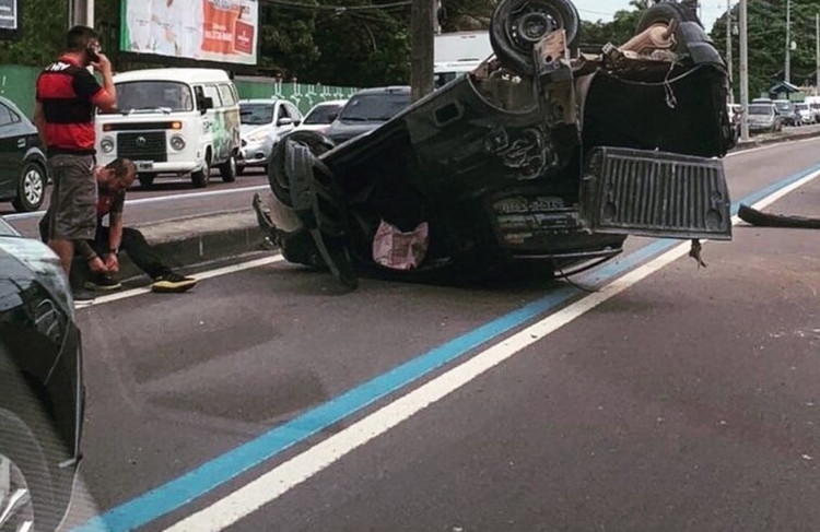 Carro capotado na avenida Constantino Nery (Foto: Reprodução Trânsito Manaus)