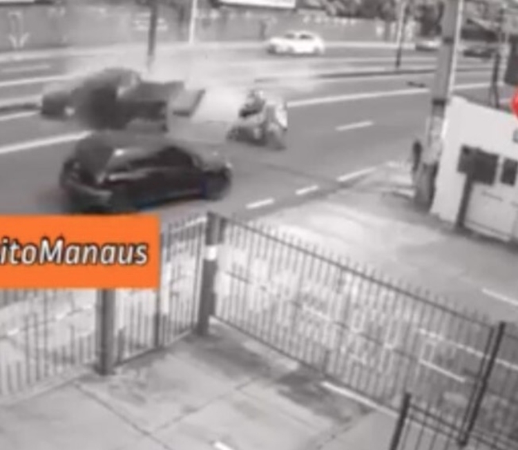 Câmeras de segurança registraram o acidente - Foto: Trânsito Manaus