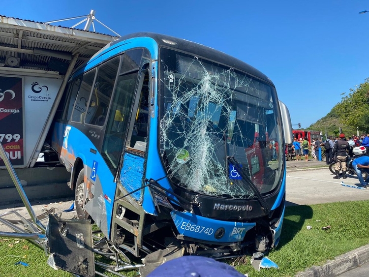 Ônibus aos pedaços após colisão - Foto: Arquivo pessoal