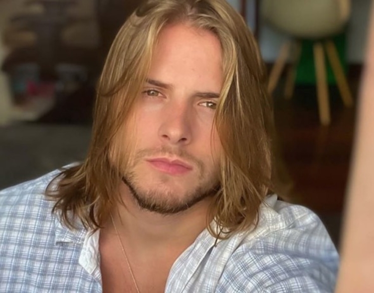 Daniel e Matheus se beijaram em gravação de programa (Foto: Reprodução / Instagram)