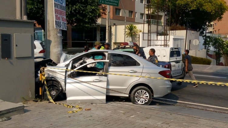 Corpo de homem no veículo - Foto: Jander Robsom/Portal do Holanda