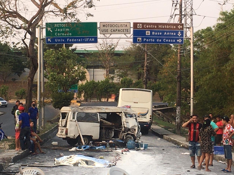 Kombi destroçada - Foto: Divulgação