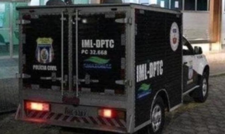 Agentes do IML fizeram a remoção do corpo da criança (Foto: Reprodução)