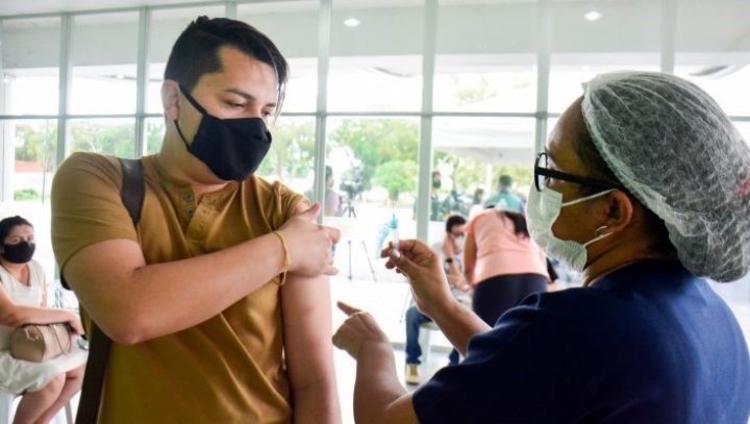 Homem recebe dose de vacina em Manaus. Foto: Divulgação/ Semsa