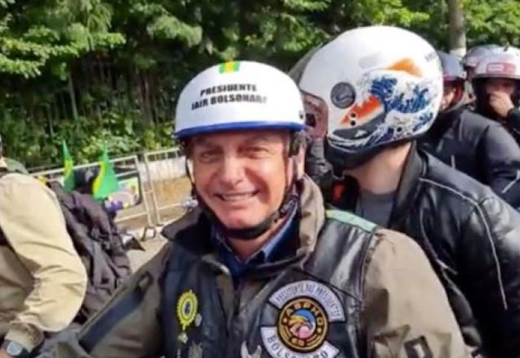 Bolsonaro passeia de moto com apoiadores hoje. Foto: Reprodução