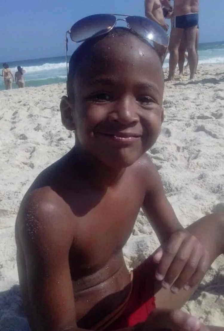 Registro antigo mostra que o adolescente tinha mania de brincar na areia da praia onde a família tem uma barraca. Foto: Reprodução