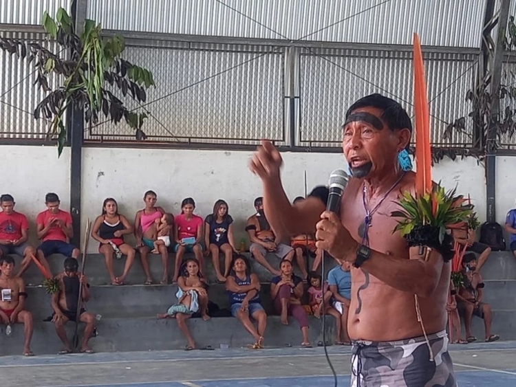Liderança indígena Yanomami fazendo relato durante a assembleia - Foto: Divulgação