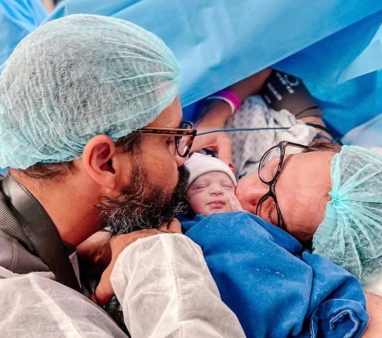 Nas redes sociais, Letícia Cazarré, mulher do ator Juliano Cazarré, mostrou rotina na UTI neonatal com a filha. Foto: Instagram/@cazarre