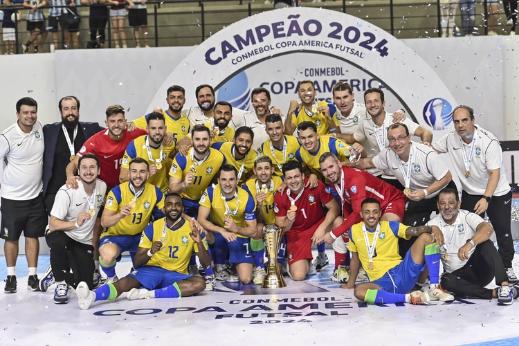 Jogadores da seleção brasileira comemoram título da Copa América de futsal de 2024. Foto: Divulgação/ Conmebol