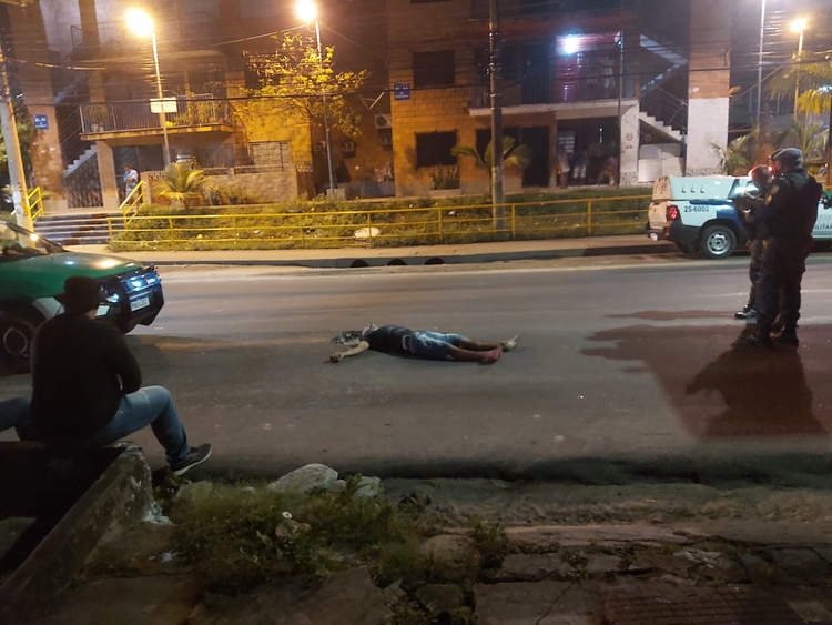 Corpo de homem foi encontrado em rua de Manaus. Foto: Divulgação