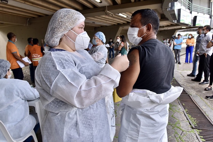 Coveiros começam a ser vacinados em Manaus  - Foto: Divulgação/Semcom