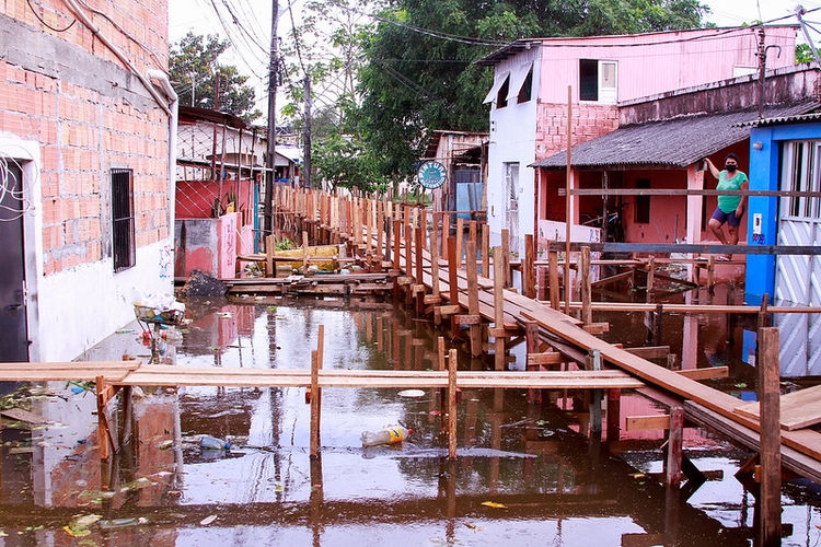 Pontes permitem tráfego nas ruas inundadas. Foto: João Viana/ Semcom