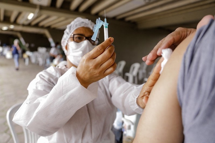 Mulher aplica dose de vacina. Foto: Divulgação/ Semsa