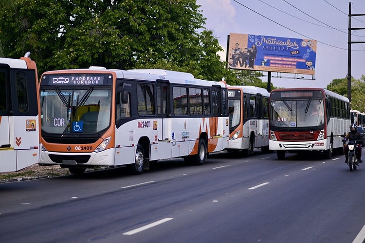 A gestão do prefeito David Almeida já entregou, em três anos, 315 novos ônibus Foto: Dhyeizo Lemos/Semcom