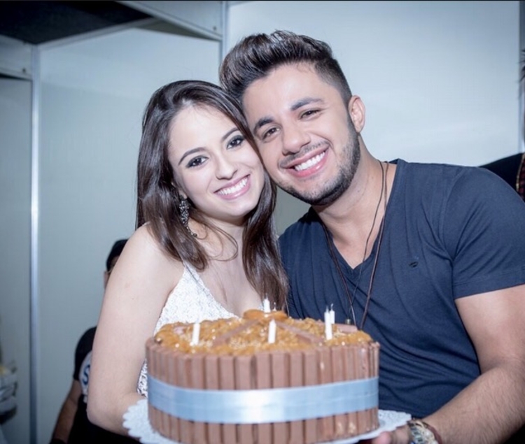 Foto mostra pedido de casamento da namorada ao cantor Cristiano Araújo