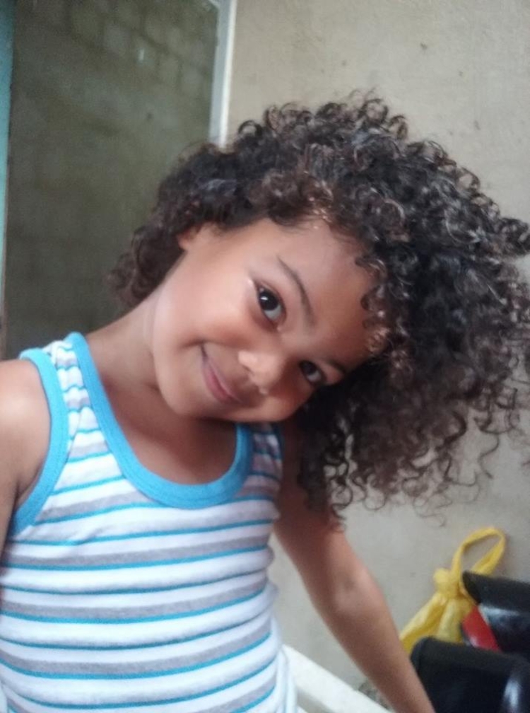 Você é linda com seus cachos': menina de 5 anos viraliza ao se