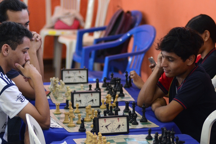 Aulas de xadrez na Vila Olímpica de Manaus contribuem para