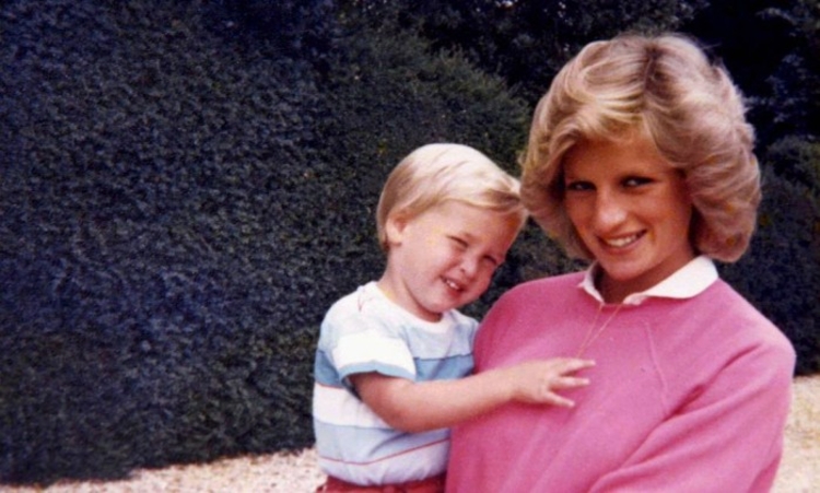 Princesa Diana segura Príncipe William no colo - THE DUKE OF CAMBRIDGE AND PRINCE / AFP
