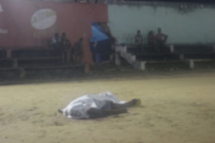 Assista: Homem morre e outras pessoas ficam feridas durante tiroteio em  campo de futebol na zona Leste de Manaus