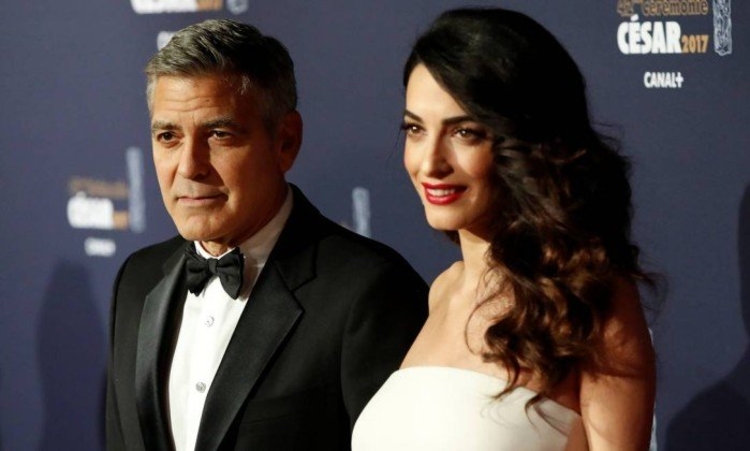 O ator George Clooney e sua mulher Amal posam para foto em uma cerimônia em Paris, na França - GONZALO FUENTES / REUTERS