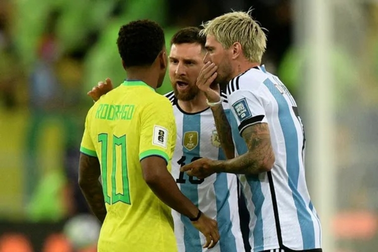 Messi e Rodrygo discutem antes de Brasil x Argentina pelas eliminatórias. Foto: Divulgação