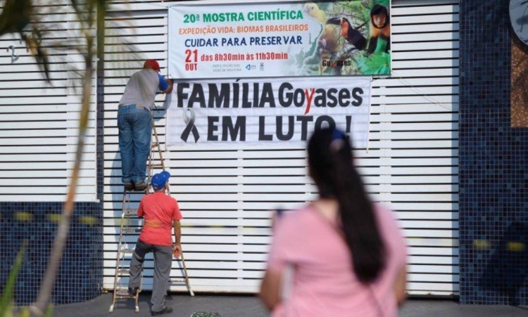 Faixa colocada no Colégio Goyases, em Goiânia - Jorge William / Agência O Globo