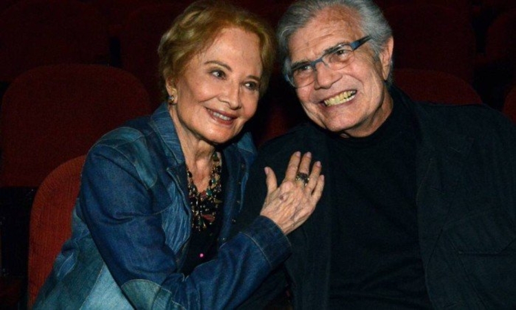 A atriz Glória Menezes posa ao lado do marido Tarcísio Meira - Cristina Granato / Divulgação