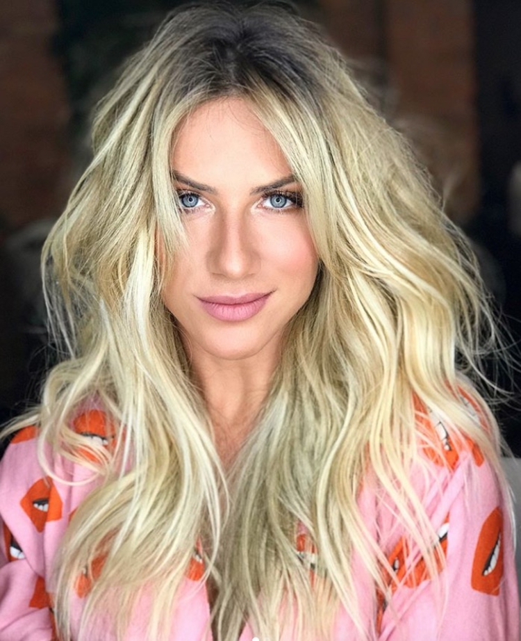 Giovanna Ewbank alonga os fios Foto: Reprodução