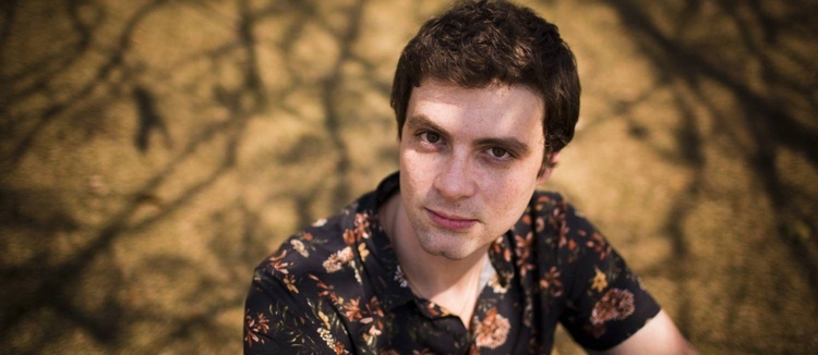 O escritor Victor Heringer, morto nesta quarta-feira - Mônica Imbuzeiro / Agência O Globo