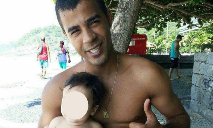 Davidson Faria, morto na Rocinha durante um tiroteio. Ele estava com o filho de 10 meses no colo - Reprodução