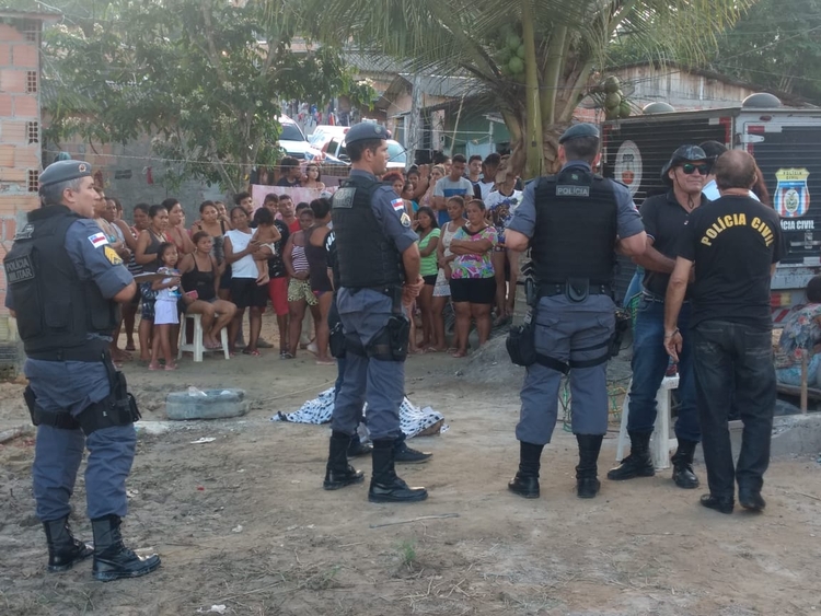 Em Manaus, homem é morto a tiros em campo de futebol; vídeos registram mais  de 30 disparos