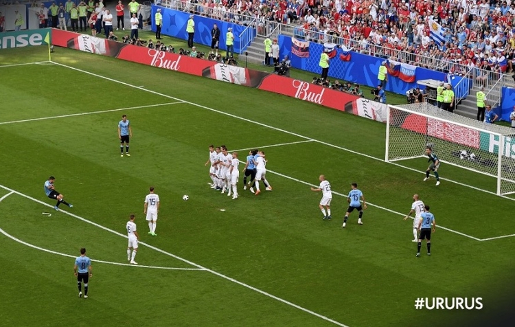 Belo gol de falta cobrada por Suárez Foto: Reprodução/TwitterFIFA