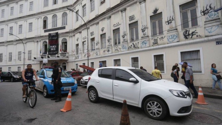 Corpo foi abandonado misteriosamente enquanto alunos protestavam contra facismo Foto: Marcio Alves / Marcio Alves