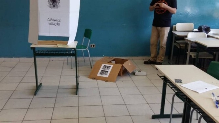 Em escola de Sorocaba, dez urnas eletrônicas foram depredadas Foto: Reprodução/EPTV
