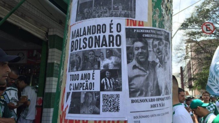 Cartazes ao redor do Allianz Parque chamam Bolsonaro de 'oportunista' por presença em jogo da taça do Palmeiras. Foto: João Sorima