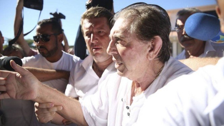 O médium João de Deus chegando à Casa de Dom Inácio de Loyola, em Abadiânia, na última quarta-feira, em sua primeira e única aparição pública após as denúncias de abuso sexual virem à tona Foto: Marcelo Camargo/Agência Brasil