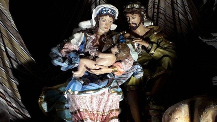  Virgem Maria com o seio escondido após fiel mexer na posição do menino Jesus Foto: Padre Wanderson José Guedes