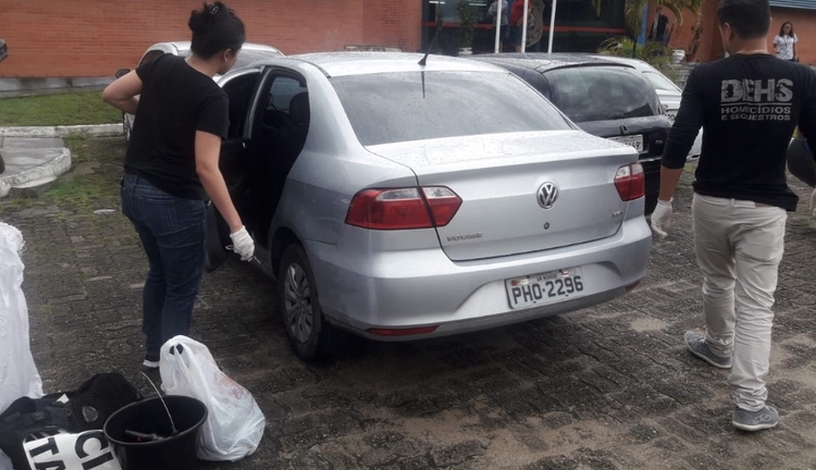 Veículo onde vítimas foram mortas é da Polícia Militar Foto: Josemar Antunes/ Portal do Holanda 