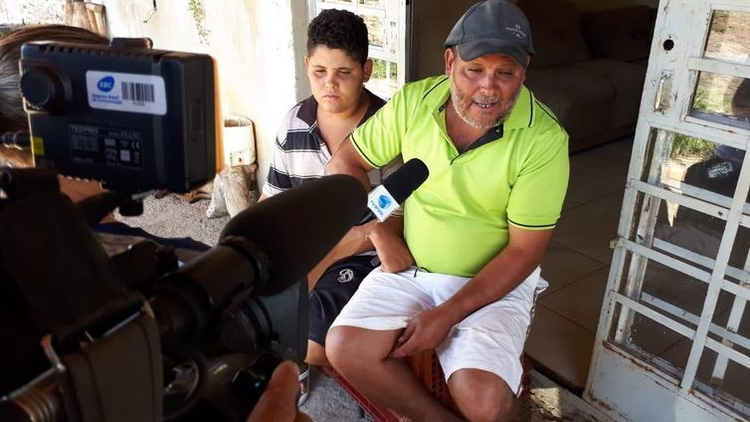 O produtor rural Ronaldo Gomes e o filho Ronan contam como escaparam da onda de lama de rejeitos em Brumadinho - Rafael Calado/TV Brasil