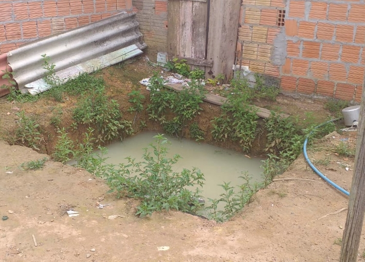 Poço fica no quintal da casa