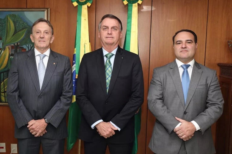 Jair Bolsonaro ao lado de Floriano Peixoto Neto, novo presidente dos Correios, e de Jorge Antonio de Oliveira Francisco, novo ministro da Secretaria-Geral da Presidência — Foto: Assessoria da Presidência